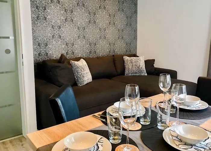 Schoene, Neue Am Rhein Und Mit Balkon 莱茵河畔的宾根